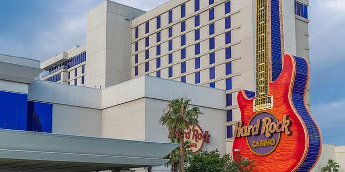 ผู้ชายที่ถือกฎหมายฟ้อง Hard Rock Biloxi หลังจากที่เก้าอี้แตกที่เครื่องสล็อต